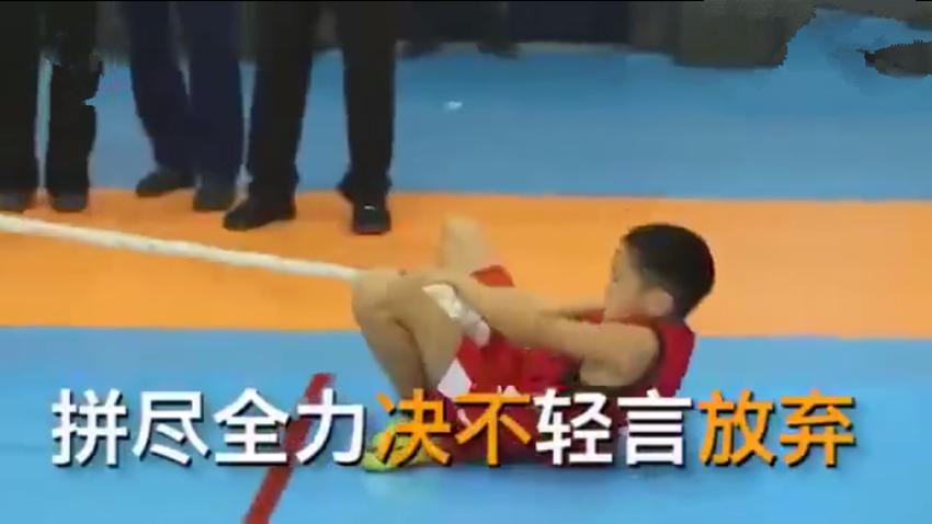 小学拔河比赛，一步之遥决不放弃，结果出现逆转，网友：必成大器
