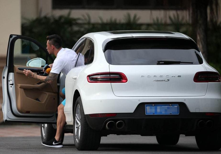 里皮在恒大的座驾,看国足时反应