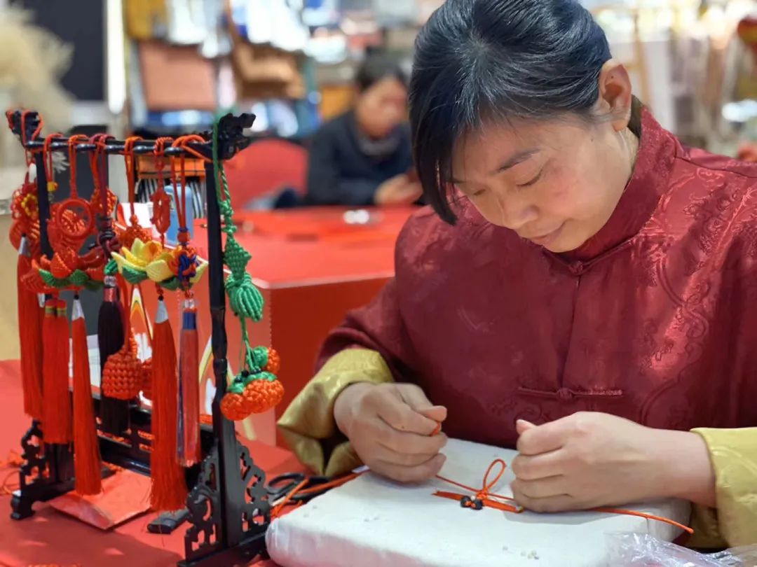 牛年扭蛋机、5折买明星同款、年味美食买一赠一，新春焕新颜