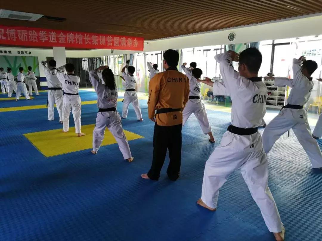 花式压腿训练,老师压腿训练