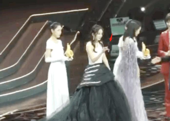 杨幂与杨紫的采访节目,微博之夜杨幂和杨紫在聊什么