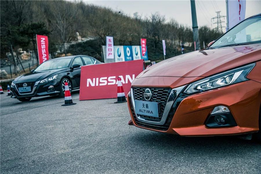 日产天籁买白色还是黑色,日产天籁要买2010款还是2013款