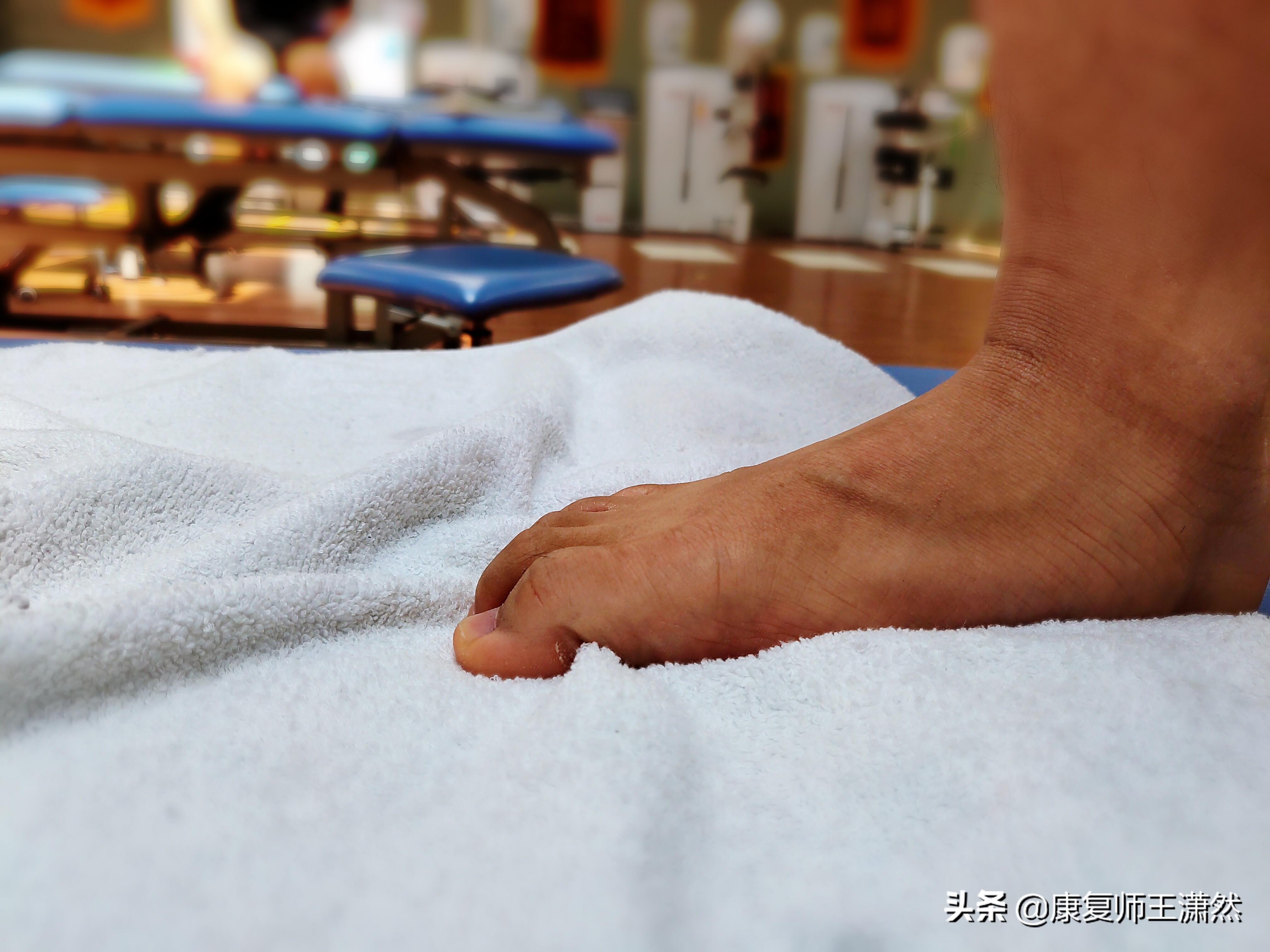 运动后脚底板持续疼痛?可能筋膜受伤!不打针不吃药4招就能恢复