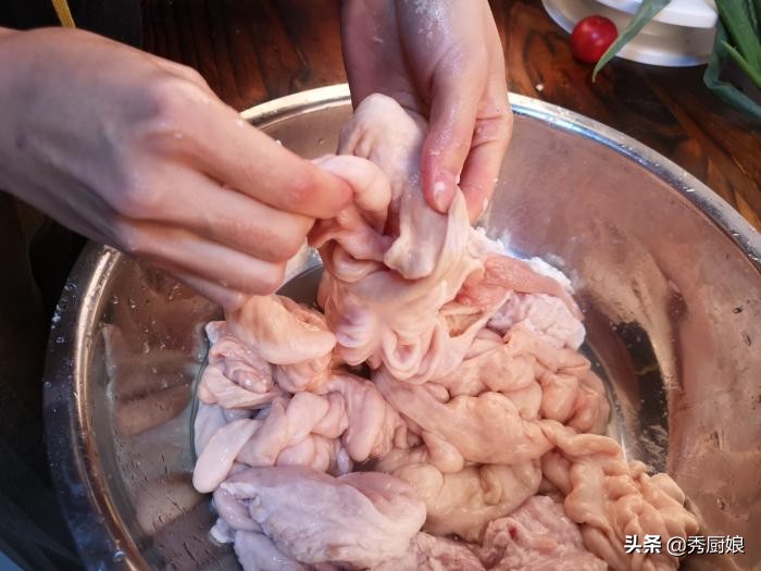 猪大肠好不好吃，清洗干净是关键，大厨教你1招，腥臭味自动去除