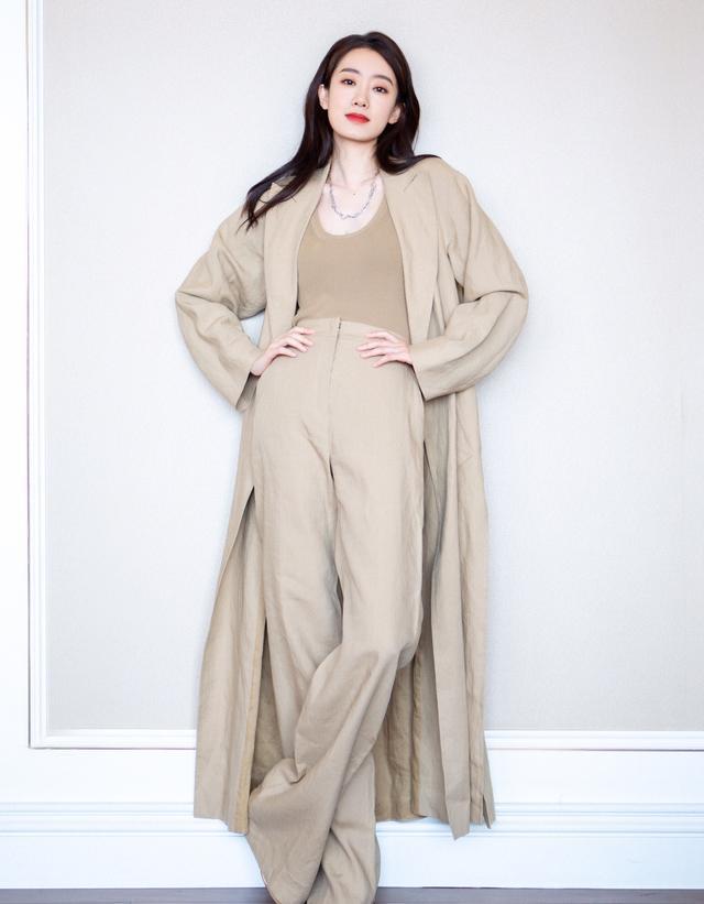 张小斐独自为李焕英扫墓,张小斐李焕英看电影穿的衣服