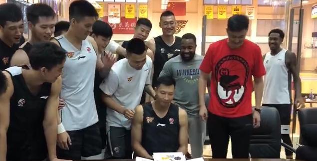 男篮易建联近况,易建联捐款