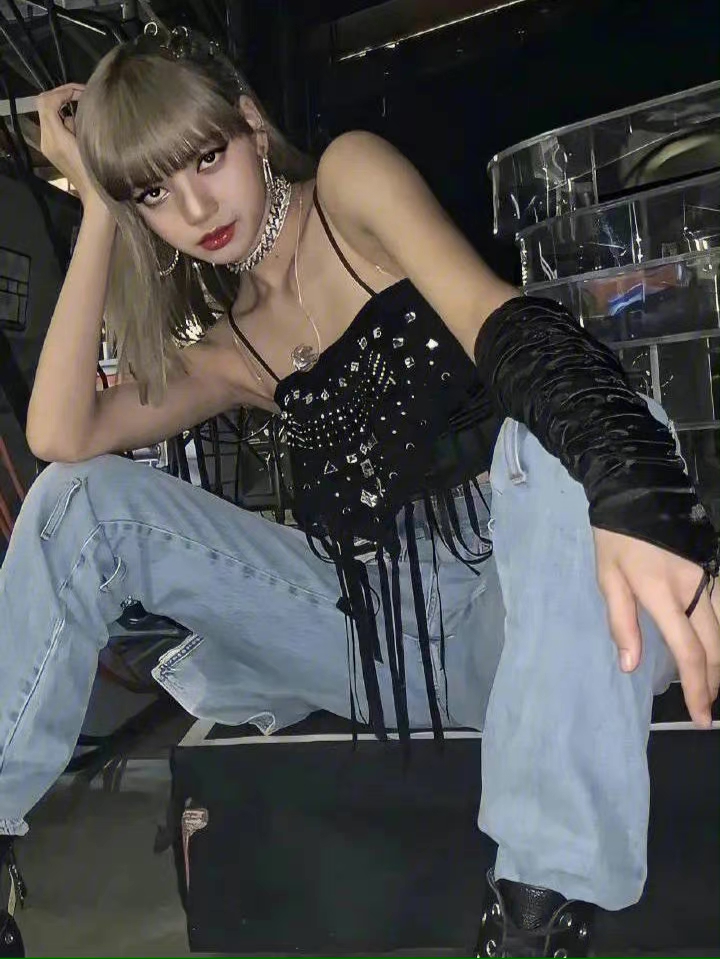 lisa粉衣造型配绿手套,lisa新造型帅