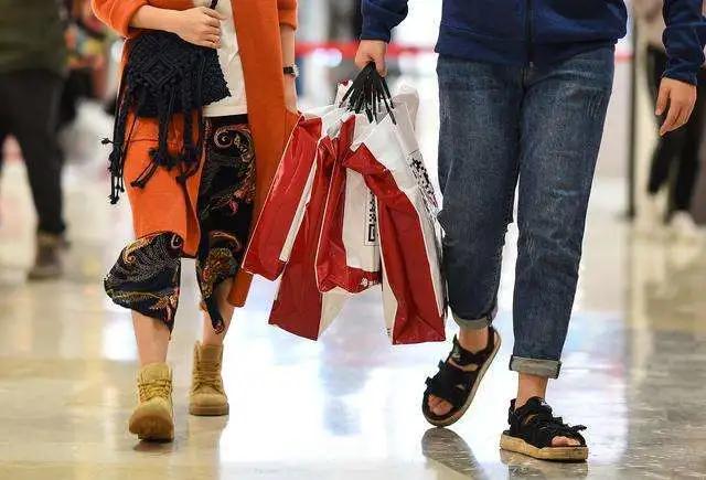 垄断、代购、定价套路……火爆的免税会被哪盆水浇熄吗？