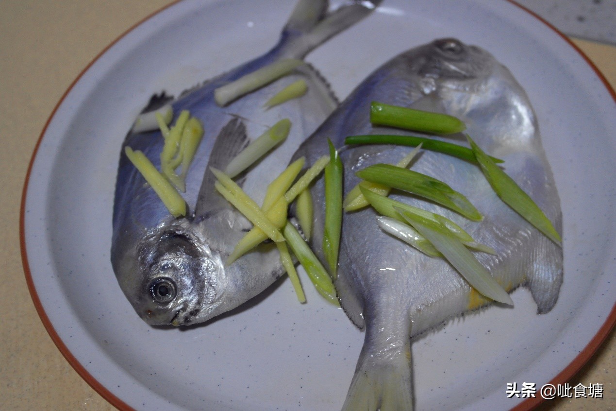 清蒸鲳鱼开锅后蒸几分钟,清蒸鲳鱼放什么调料最好