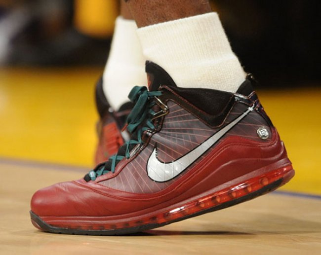 nba球员圣诞节穿什么鞋,nba球星平时穿什么鞋