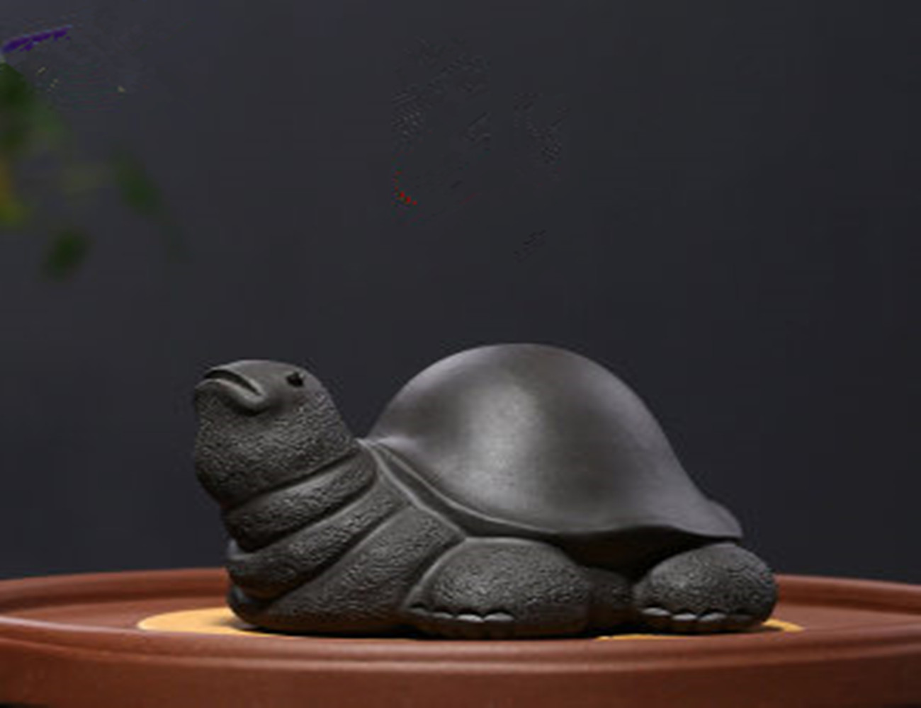 小小的茶宠：茶盘之上，茶汤润之，活灵活现，寓意吉祥，赏心悦目