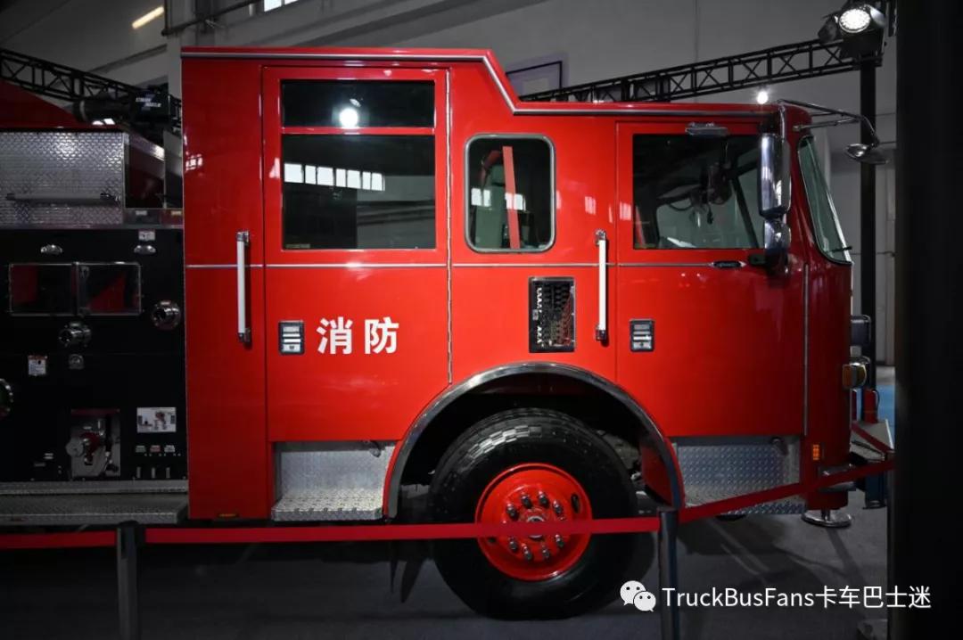 豪士科超高层供液消防车,供液能力达到420米,采用550马力底盘