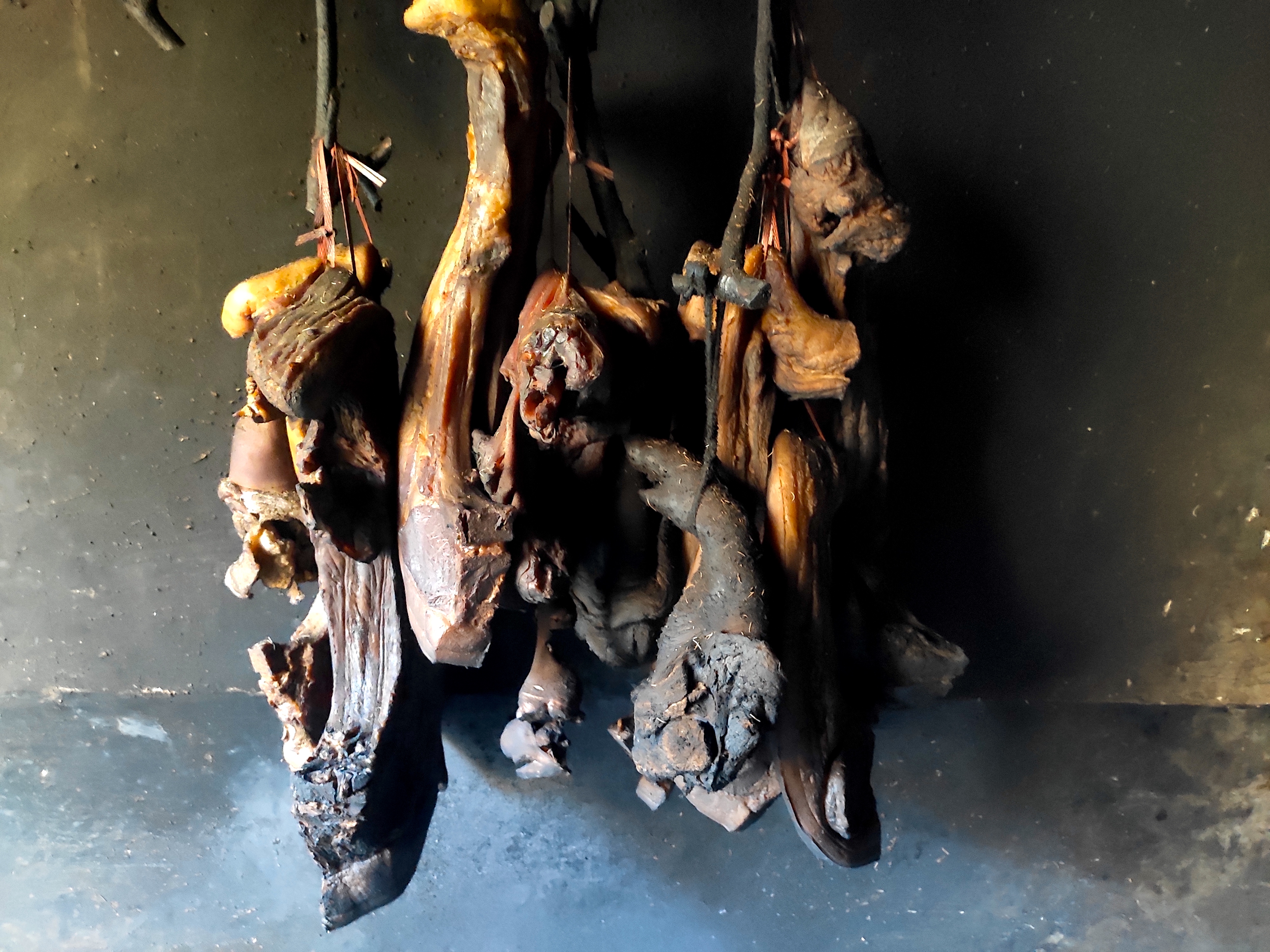 腊肉如何保存是放在冰箱冷冻室吗,香肠腊肉干了又不进冰箱怎么保存