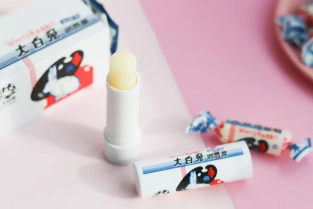 60岁的大白兔，开起了奶茶店，比喜茶还火爆：你喝过了吗？