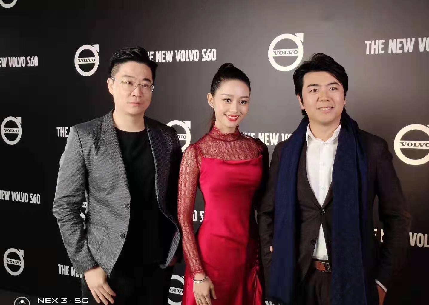 吉娜穿吊带礼服弹钢琴,吉娜一袭复古白色蕾丝裙笑颜甜美