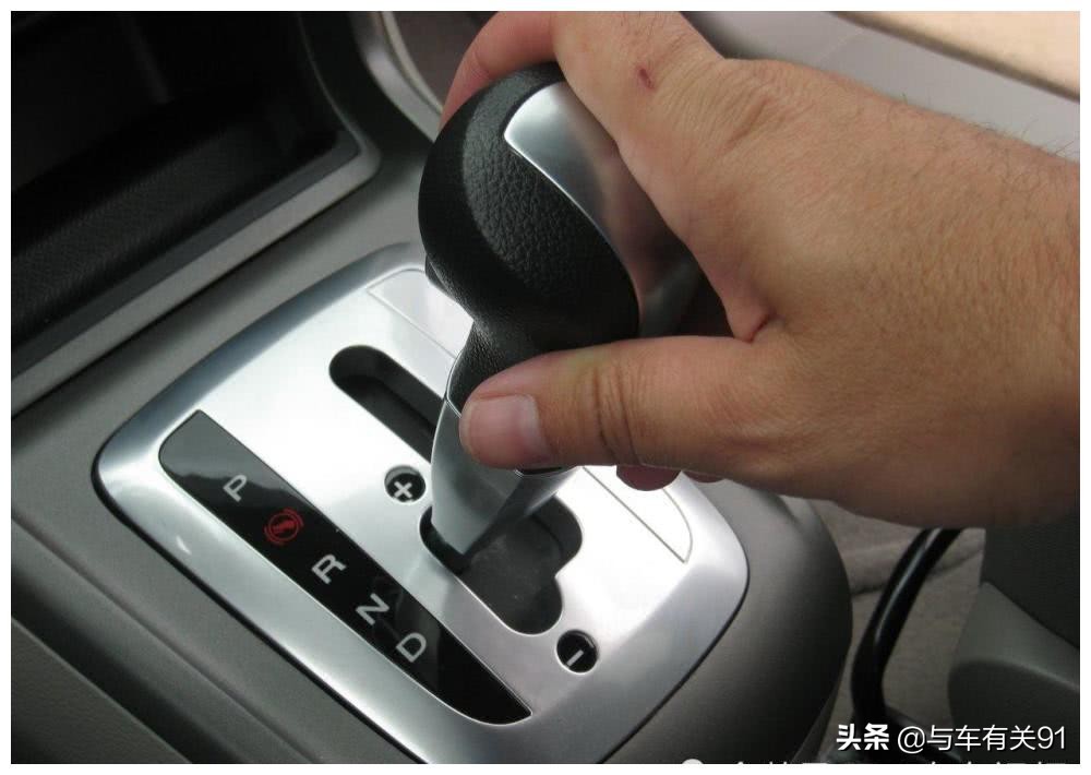 自动挡开车下坡路的正确方法,自动挡走长下坡怎么办