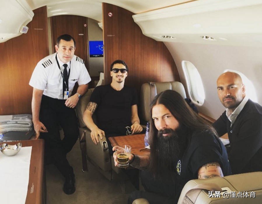 收入达10亿美元c罗成足坛第1人,c罗21世纪最佳足球运动员