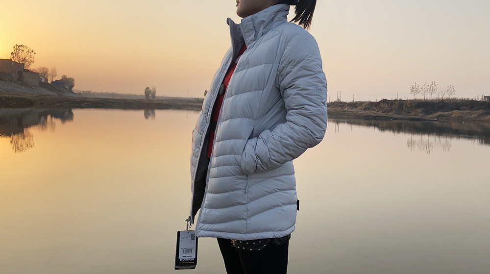 谁说暖冬羽绒服就会失宠？狼爪羽绒服评测，轻薄才是今年主打