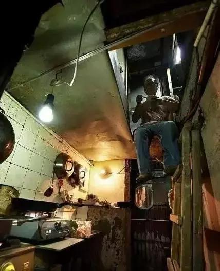 香港鸽笼房和棺材房真实生活,香港的棺材房是怎么样的