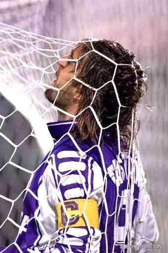 战神巴蒂带奖牌,战神巴蒂庆祝动作图片高清