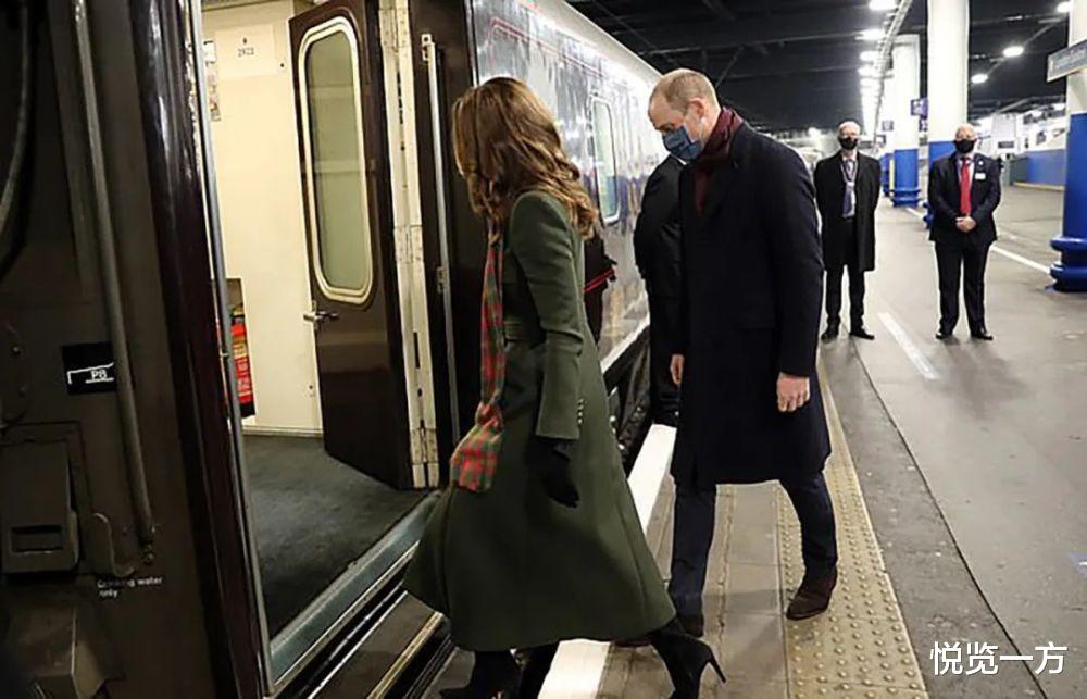 冬季围巾怎么搭配才保暖又时髦,凯特王妃系红色波点围巾