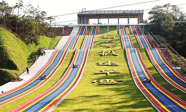 网红彩虹滑道投资要多少钱,新晋网红圣地打卡的彩虹滑道