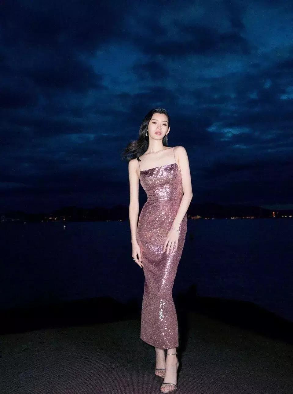 洋气上档次吊带裙秋冬内搭,今年最火的吊带裙内搭