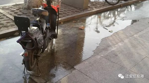 湖面结冰成为滑冰场,雪后结冰路面成滑冰场