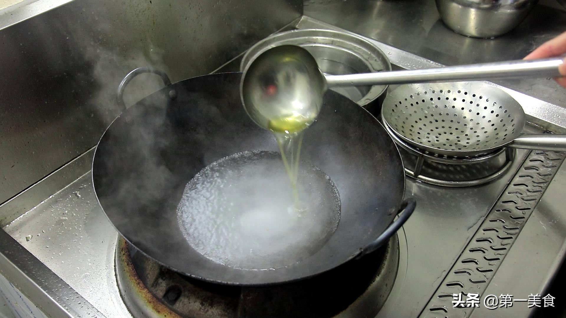 苦瓜煎鸡蛋苦瓜需要用水焯一下吗,厨师苦瓜炒鸡蛋的做法