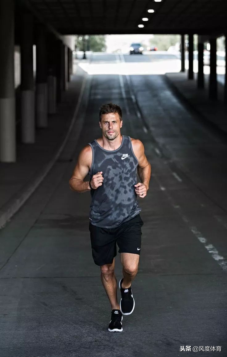 健身肌肉男穿衣搭配图片,肌肉男在健身穿衣搭配