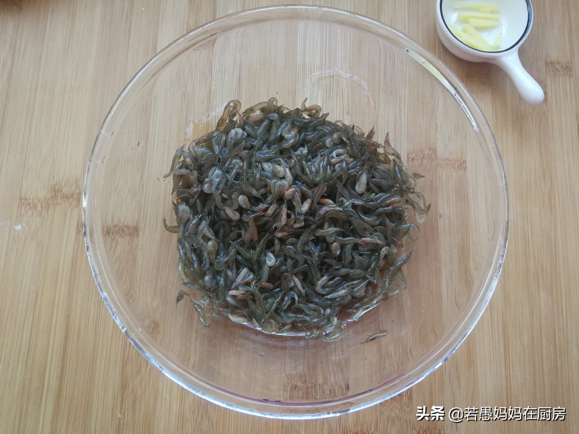 韭菜炒河虾的虾怎么处理,韭菜炒河虾要先把河虾焯水吗