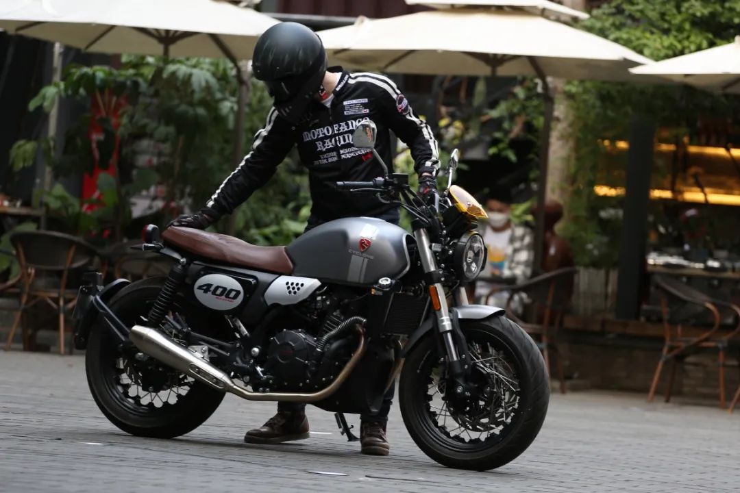 中量级双缸复古赛科龙re3试驾,宗申赛科龙re3双缸400复古摩托