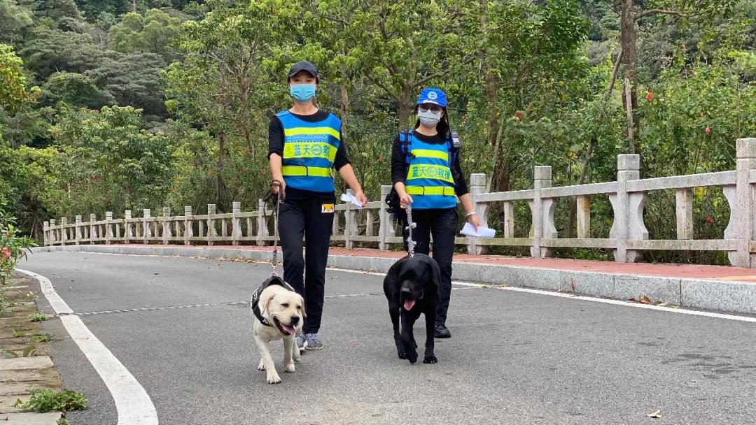 小男孩切东西不小心切到自己的手,儿子切水果时不小心割到手指