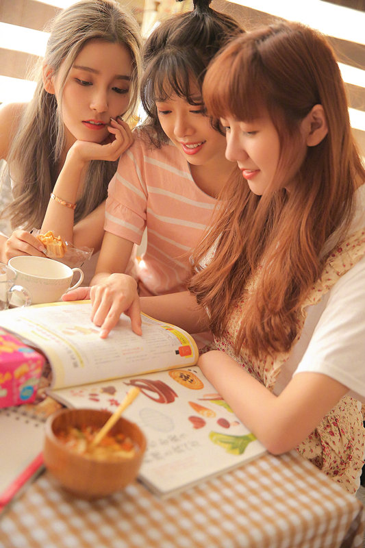 LOL解说小苍微博晒照，与骆歆Rita同框比美，网友：苍姐确实老了