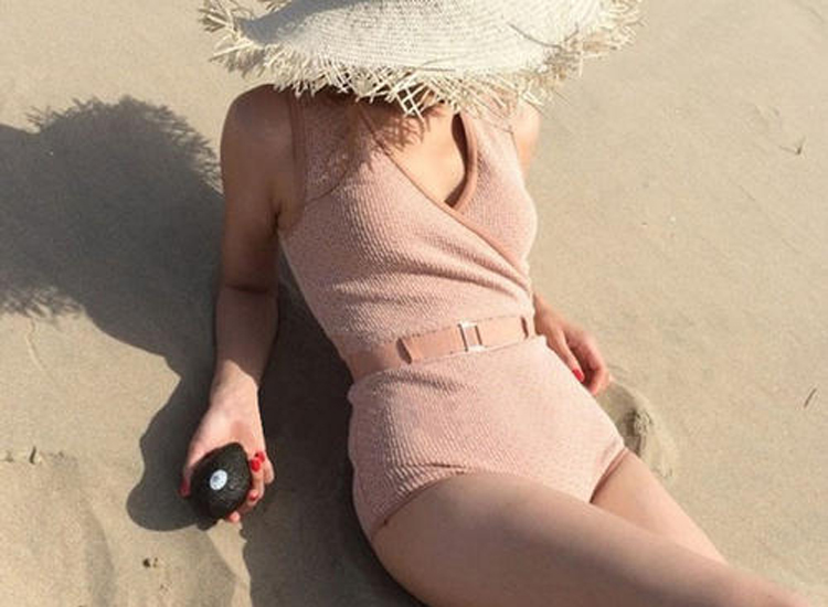 不同身材选择泳衣的方法,身材不好女士如何选泳衣