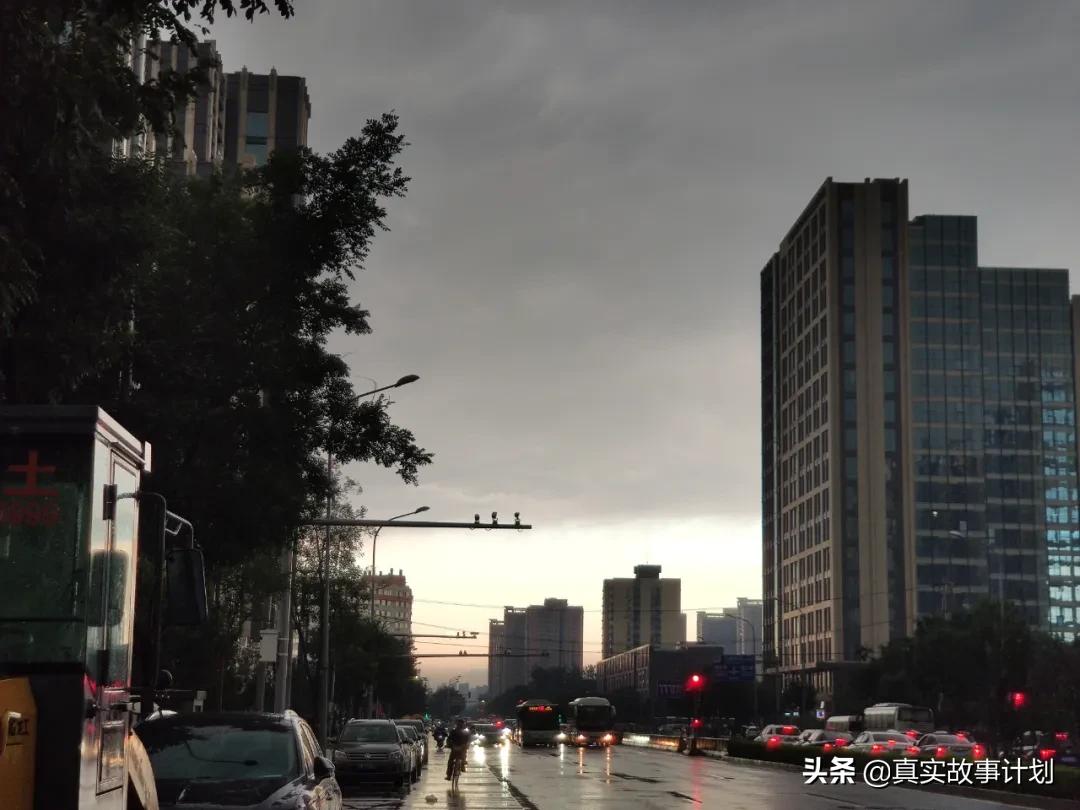 我在社区当社工,我在社区帮忙的一天