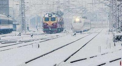 晨看*疆新**｜乌市这场雪达到暴雪级别，*疆新**铁路27趟列车停轮或停运
