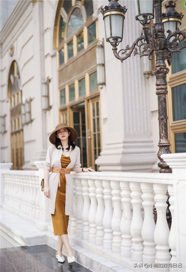 马丁靴搭配连帽风衣,冬天穿风衣千万别配两种裤子