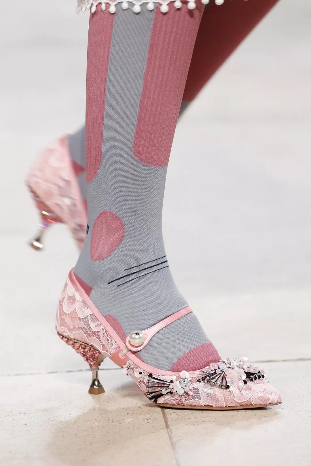 2020十大最火潮鞋百搭,2018最火的4双鞋穿上时髦一整年