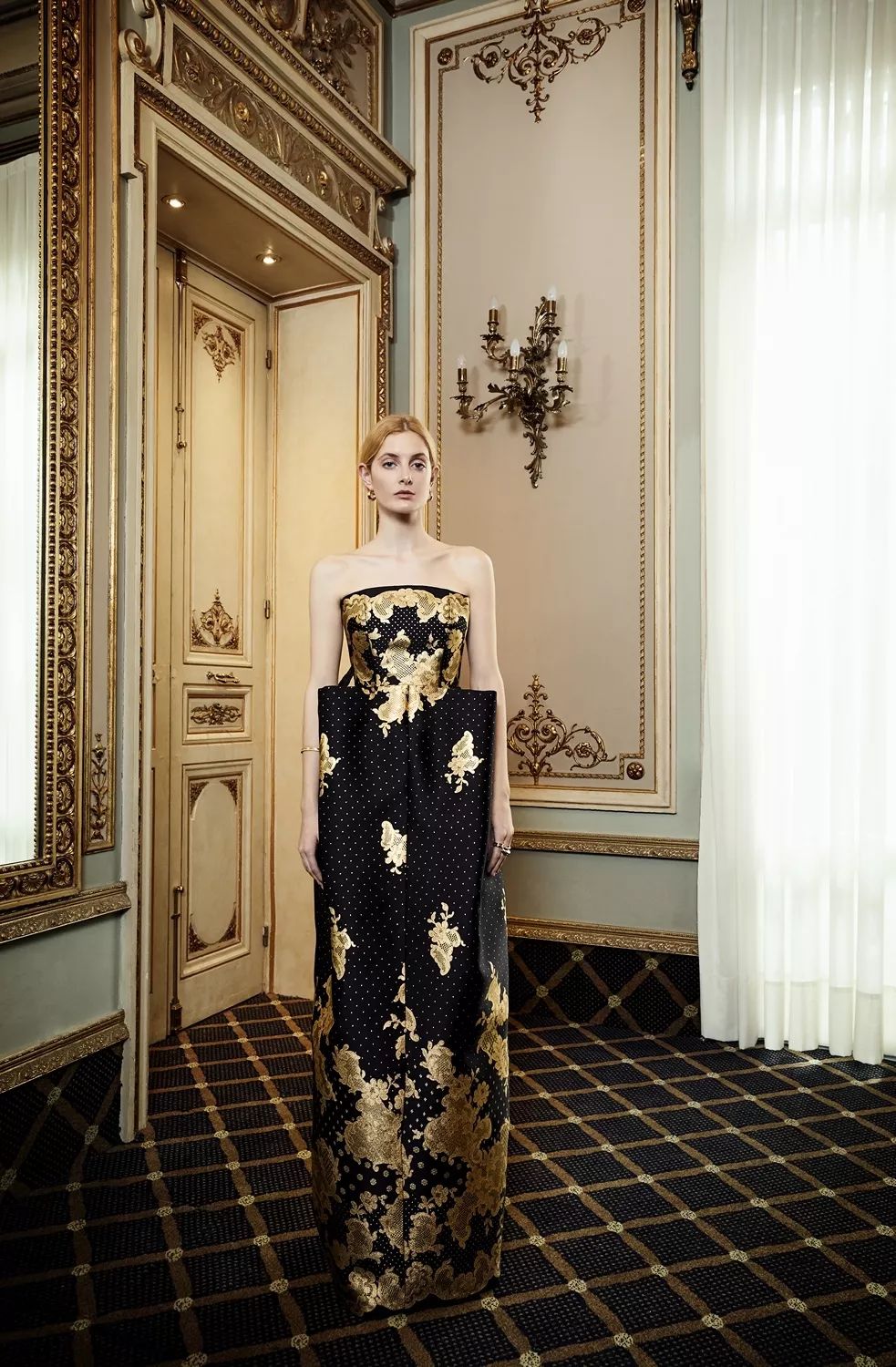 yolancris品牌一套婚纱多少钱,西班牙高定yolancris黑丝绒礼服