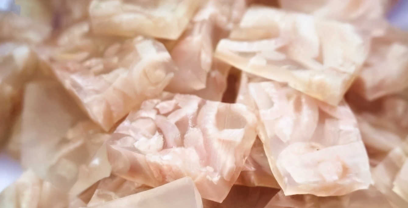 做猪皮冻时水要不要盖住猪皮,猪皮焯水以后猪皮有黑毛