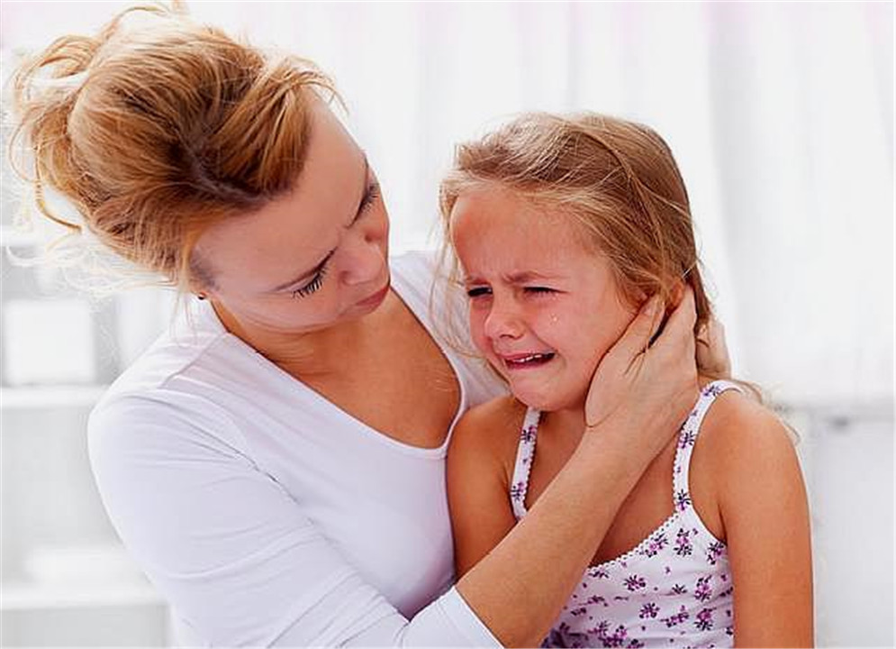 孩子说两句就哭有一颗玻璃心,小孩说一句就哭怎么纠正心理脆弱