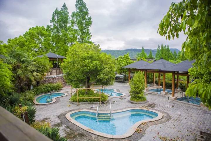 冷冷冬日泡着暖暖的温泉,阴冷潮湿的天气里泡个温泉