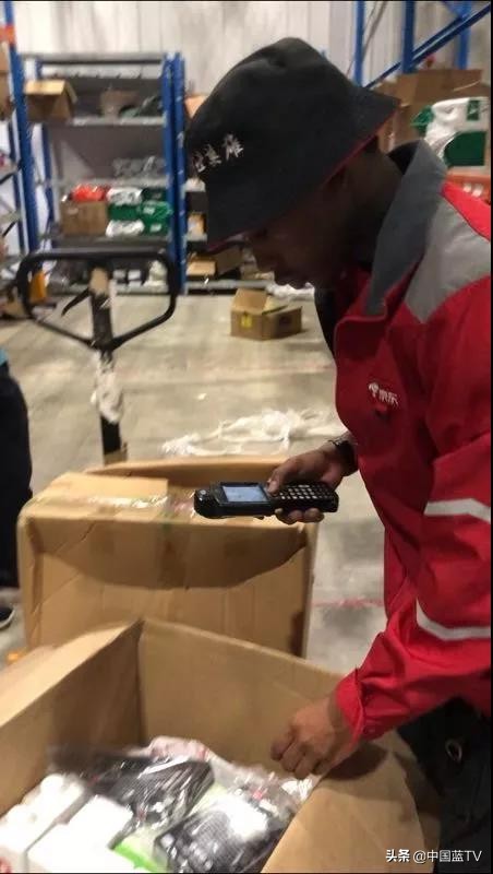 大家好，我们来自南非，正在帮杭州人打理快递