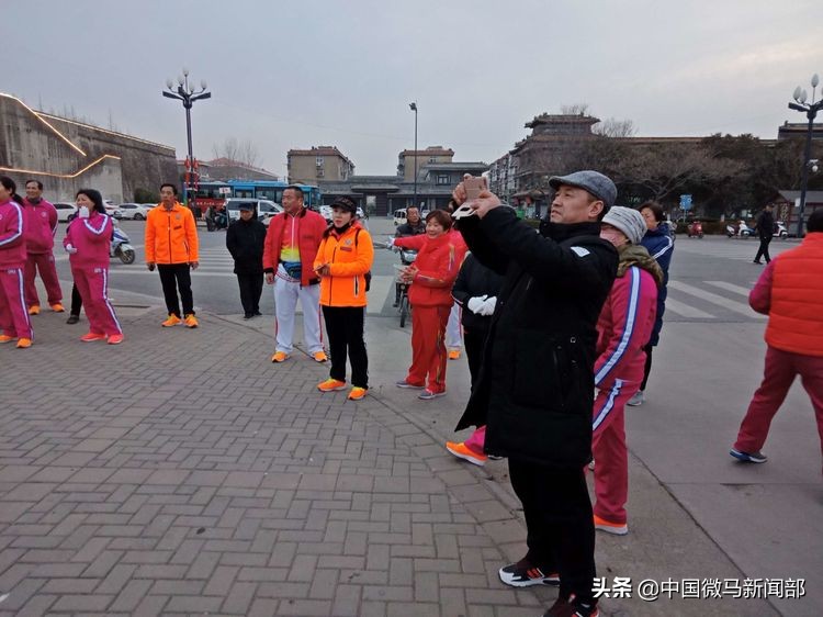 海州体育馆一路同行健步队,连云港微马海州健步队