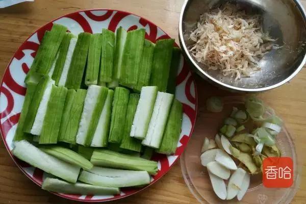 炒丝瓜时怎样才使丝瓜不出水,丝瓜要焯水吗西红柿炒丝瓜的做法