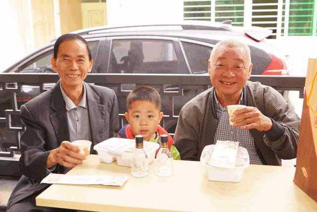 冬日里的温暖传递,冬日的温暖和幸福在彼此间传递