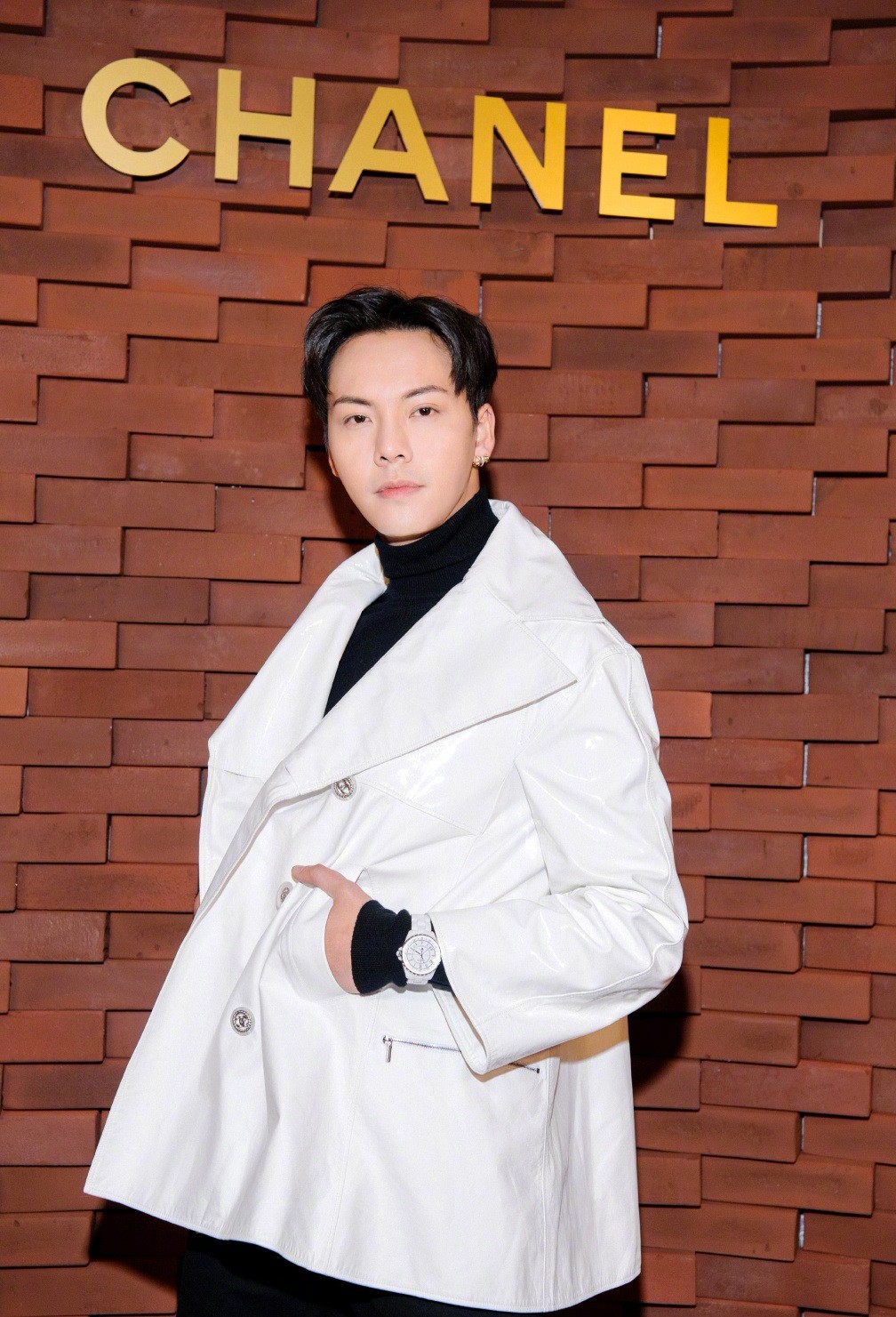 陈伟霆穿的束脚裤,陈伟霆黑裤子白鞋