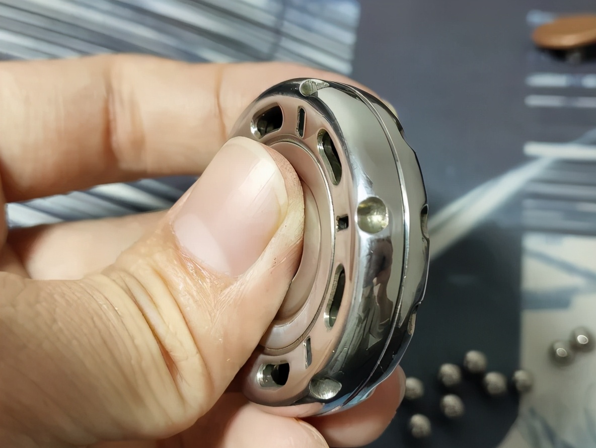 这个指尖陀螺不仅能转,还能啪啪啪?