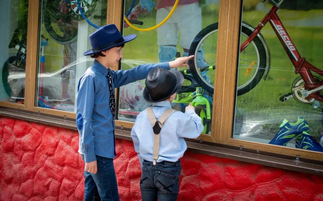 孩子看到别人有的就要买怎么解决,小孩看到什么都想买怎么引导